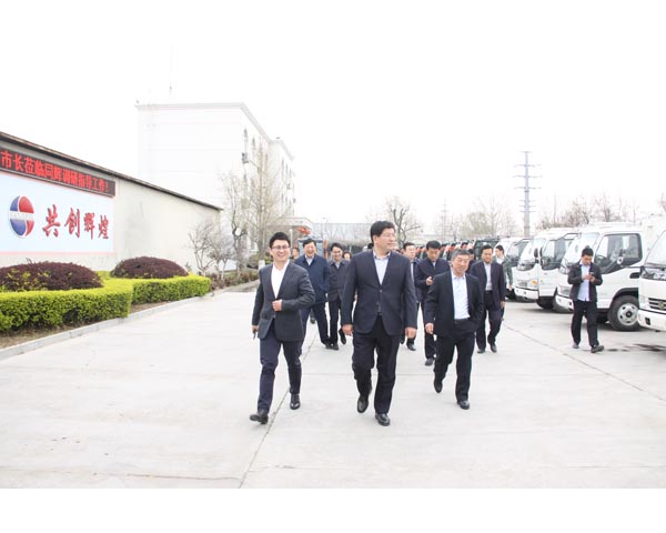 李董陪同李市長一行參觀考察