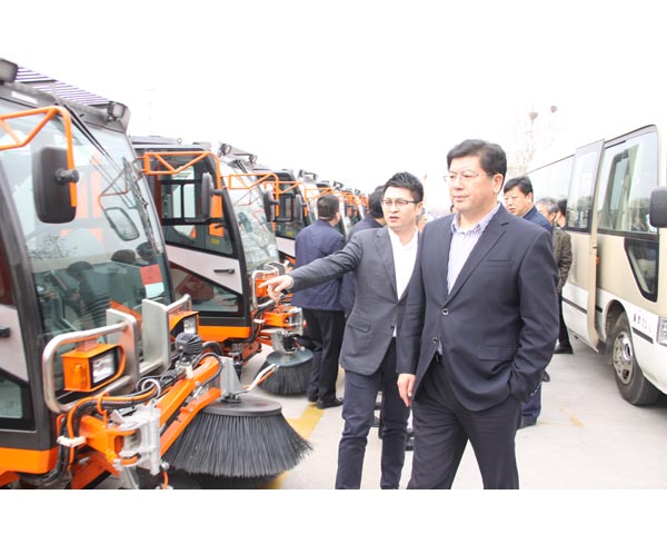 李董介紹多功能掃路機(jī)