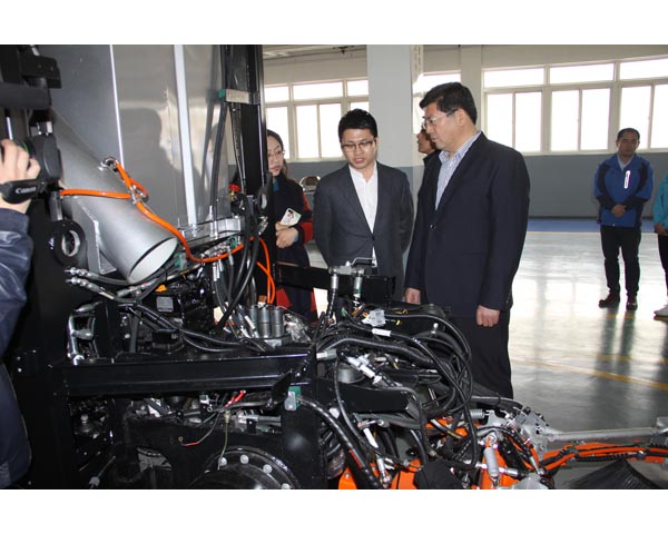 在生產(chǎn)二車間參觀掃路機(jī)
