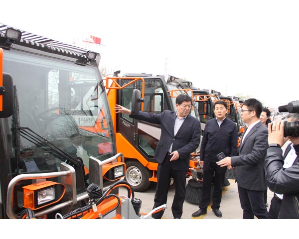 李市長詢問掃路機(jī)事宜