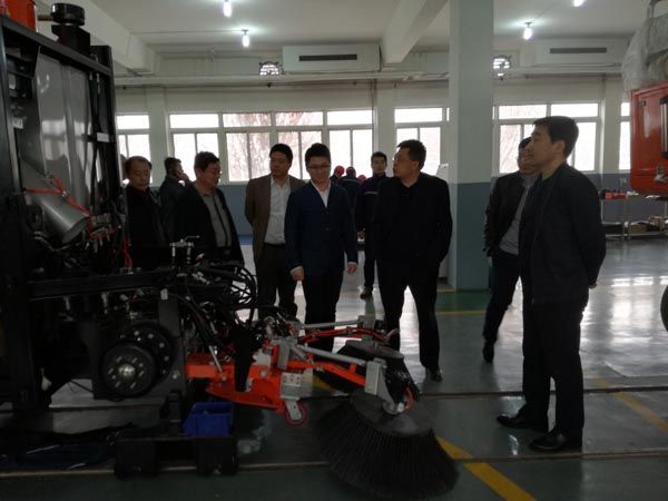 參觀掃路機(jī)車間