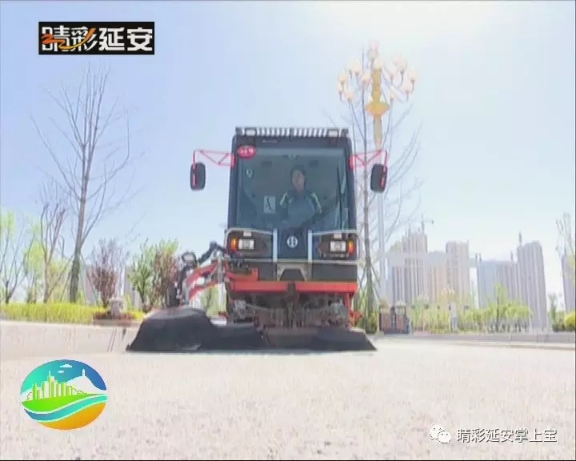 工作狀態(tài)的QTH8501掃路機(jī).jpg