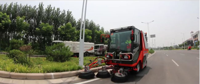 清掃狀態(tài)的掃路機(jī).jpg
