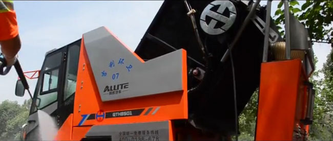 高壓水槍清洗工作完的掃路機(jī).jpg