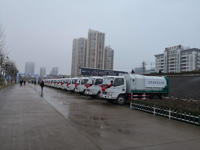 排放整齊的掛桶垃圾車