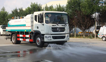 灑水車前沖