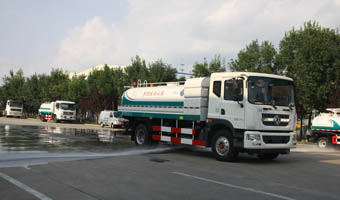 灑水車對(duì)沖